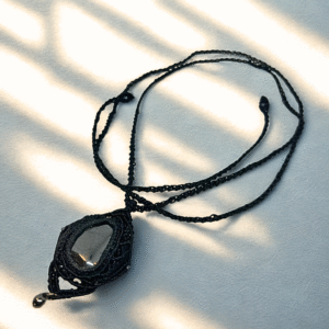 Must, hematiit, kaelaehe, mikromakramee, käsitööehted