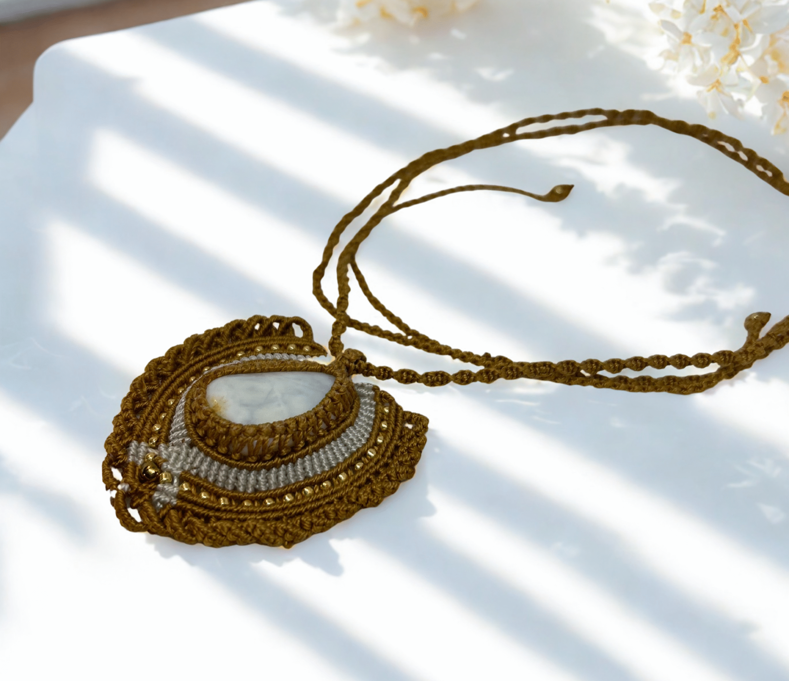 Kuldne, valge opaal, kaelaehe, mikromakramee, käsitööehted