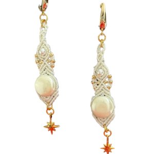 Valged, mageveepärlid, kullatud detailid, mikromakramee käsitöö kõrvarõngad