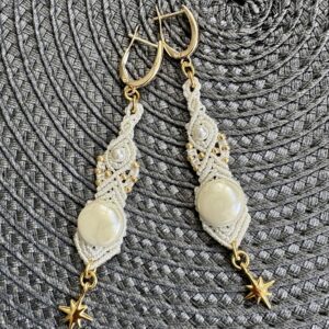 Valged, mageveepärlid, kullatud detailid, mikromakramee käsitöö kõrvarõngad