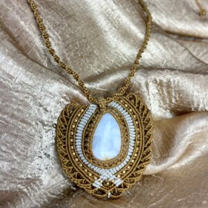 Kuldne, valge opaal, kaelaehe, mikromakramee, käsitööehted