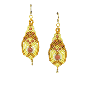 Kuldsed, kollased, päikesekivi, kullatud detailid, mikromakramee käsitöö kõrvarõngad