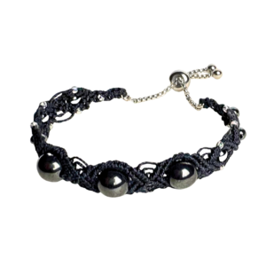 Musta värvi käevõru, ülekullatud detailid, poolvääriskivi hematiit, mikromakramee käsitööehted