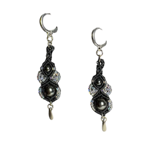 Mustad, poolvääriskivi hematiit, hõbedast detailid, mikromakramee käsitöö kõrvarõngad