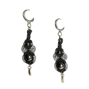 Mustad, poolvääriskivi hematiit, hõbedast detailid, mikromakramee käsitöö kõrvarõngad