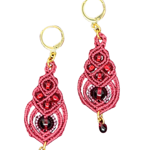 Punased, klaaspärlid, kullatud detailid, mikromakramee käsitöö kõrvarõngad