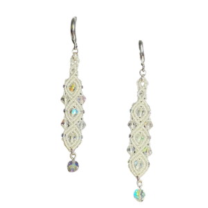 Valged, klaaspärlid, hõbedast detailid, mikromakramee käsitöö kõrvarõngad