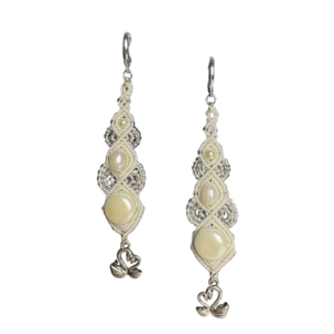 Valged, mageveepärlid, hõbedast detailid, mikromakramee käsitöö kõrvarõngad