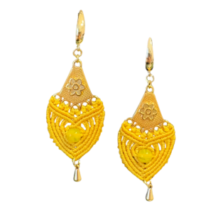 Kollased, kullatud detailid, mikromakramee käsitöö kõrvarõngad